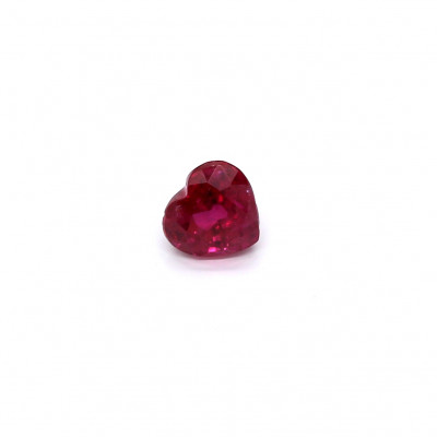 0.75克拉亮色轻微内含物心形泰国红宝石