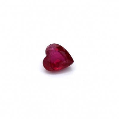 0.70克拉亮色轻微内含物心形泰国红宝石