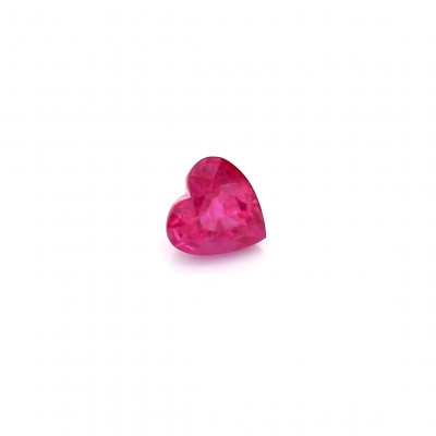 0.51克拉亮色轻微内含物心形缅甸红宝石